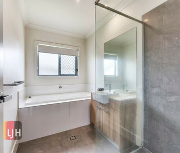MODERN FAMILY HOME WITH MEDIA ROOM & DUCTED AIR CON - Photo 6