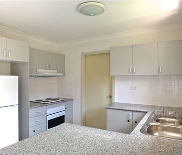 Beautiful townhouse in popular location next to Asyrian Church / Sc... - Photo 5