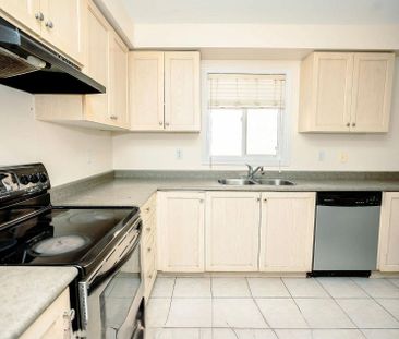 For Lease - 384 FLAGSTONE Way, Newmarket, Ontario - Photo 6