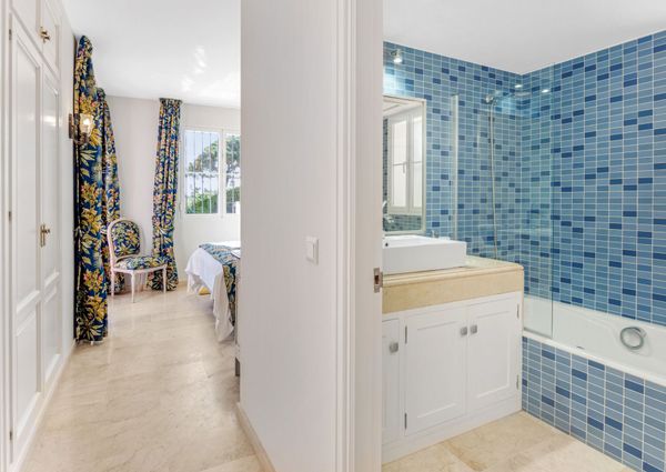 A TRADITIONAL VILLA WITH 180° WITH SEA VIEWS FROM ALL WINDOWS