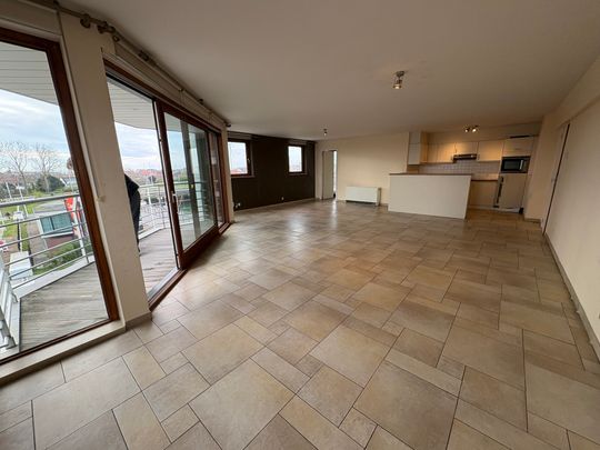 Heel ruim appartement met drie slaapkamers en twee terrassen te Zeebrugge. Mooi uitzicht op de Haven. - Photo 1