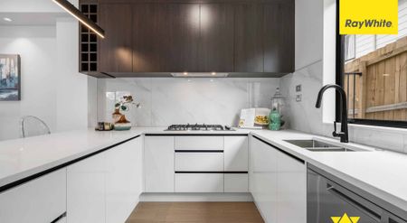 Elegant Three-Level Townhouse with Stunning Views in West Harbour - Photo 3