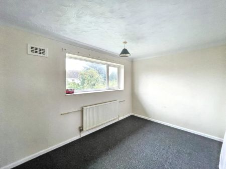 Side by Side 3 Bedroom Semi' - Photo 2