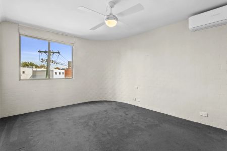 Top Floor Apartment in Prime Location - Photo 3