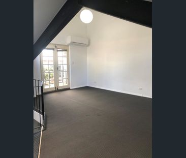 Inner-City Townhouse Living - Photo 3