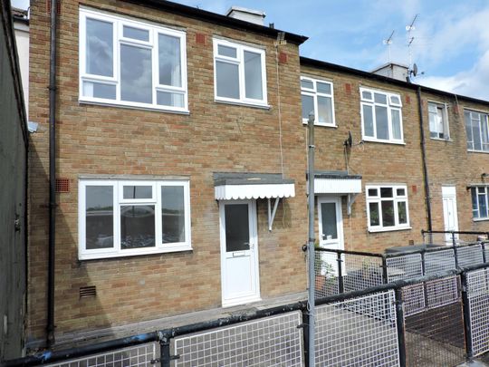3 bedroom maisonette to rent Westquay House, West St, Fareham, Hampshire - Photo 1