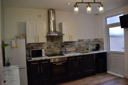 4 bedroom terraced house to rent - Photo 3