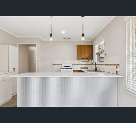 21 Conington Cres, Morphett Vale, SA 5162 - Photo 4