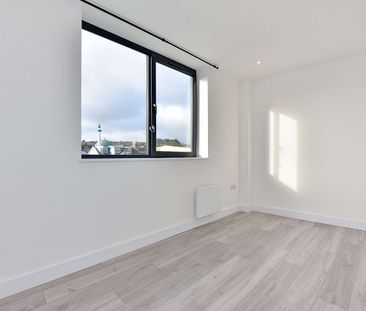 A modern second floor apartment located in the centre of High Wycombe. - Photo 3