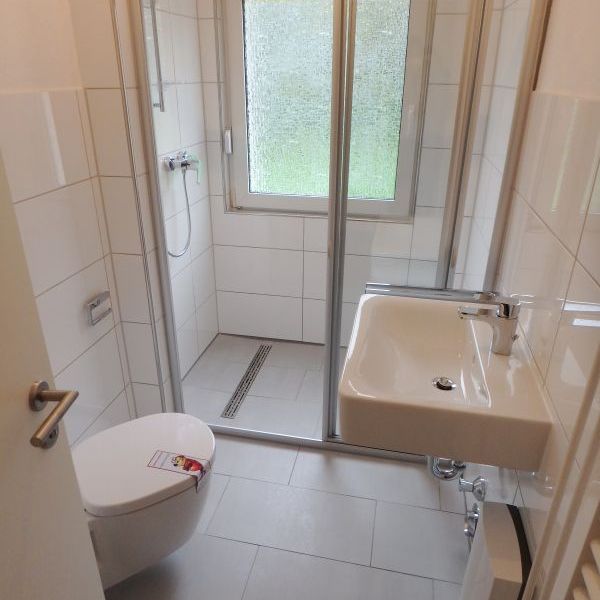 *** sanierte Erdgeschoss-Wohnung mit Dusche und Balkon gesucht? *** - Photo 1