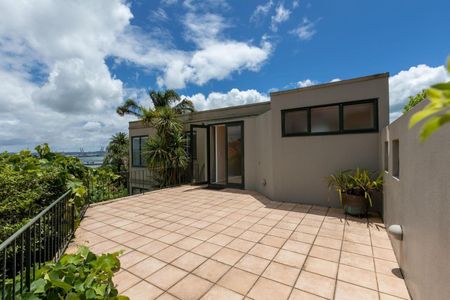 Spacious family home with great view - Photo 3