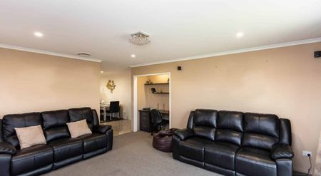 Executive 3 Bedroom Family Home in Wigram! - Photo 3