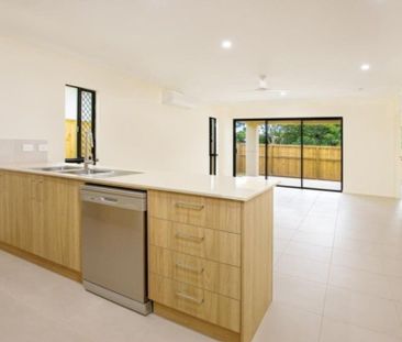 STUNNING FAMILY HOME WITH LAKESIDE LIVING! - Photo 3