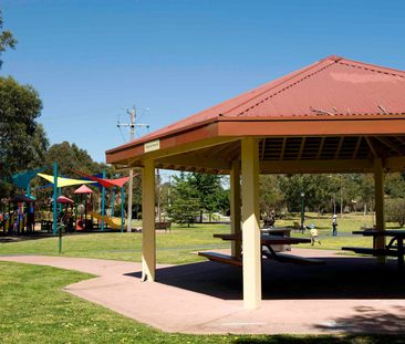 LARGE FAMILY HOME WITH HUGE BACKYARD AND NEIGHBOURING ALLNUT PARK |... - Photo 2