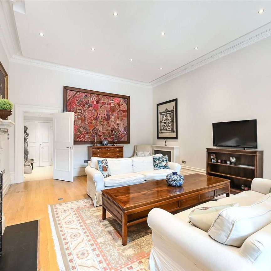 Elegant raised ground floor maisonette in a sought after location with high ceilings and period features, beautifully presented and with use of the garden square. - Photo 1