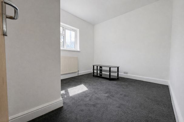3 Bedroom Flat To Let - HP11 - Photo 1