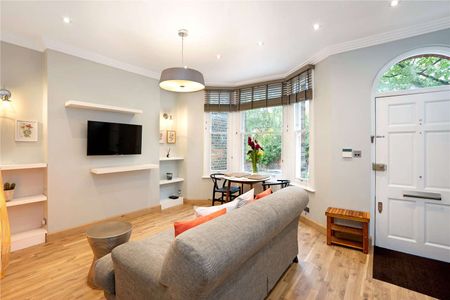 Situated in the sought after Hampstead Village, this raised ground floor period conversion is contemporarily finished and benefits from its own front door - Photo 3