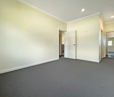 Modern four-bedroom duplex in sought after location - Photo 6