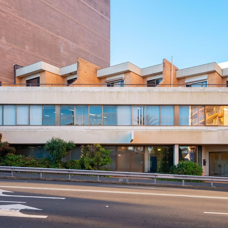 Completely renovated and private apartment in the heart of Hurstville - Photo 1