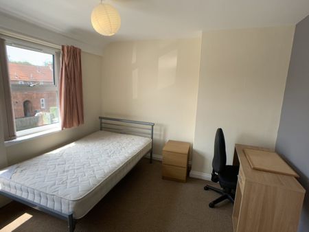 Harington Avenue, Tang Hall - P1616 - Photo 3