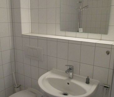 Helle Dachgeschosswohnung in zentraler und ruhiger Wohnlage! - Photo 3
