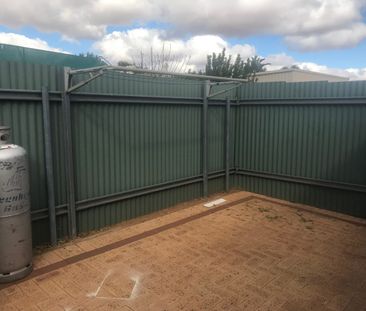 Low maintenance furnished unit - Photo 5