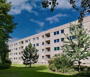 Wohntraum im Erdgeschoss: Großes Wohnzimmer und sonnige Loggia - Foto 1