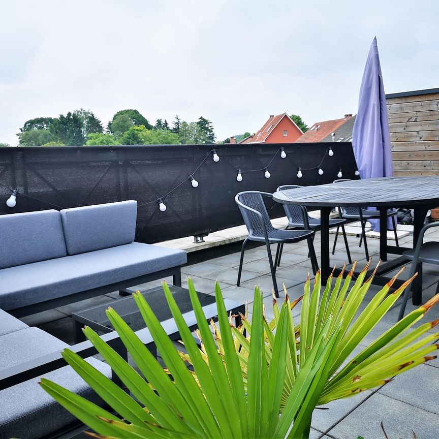 Appartement met 2 slaapkamers, zeer ruim terras en carport. - Photo 1