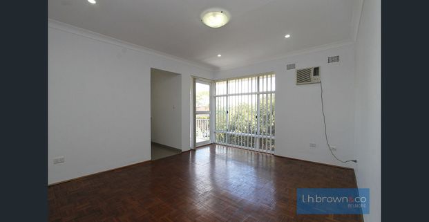 MASSIVE ONE BEDROOM UNIT!! - Photo 1