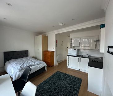 Studio Flat, Chiswick High Road, W4 - Photo 1