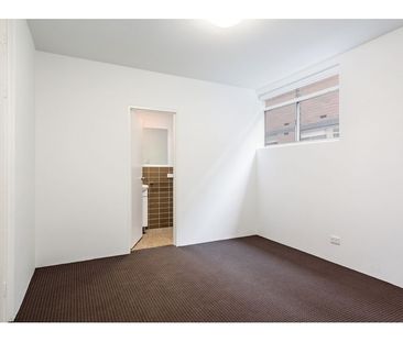 Ultra Chic Renovated Apartment with Secure Car Space - Photo 2