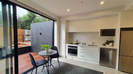 Modern apartment, conveniently located - Photo 3