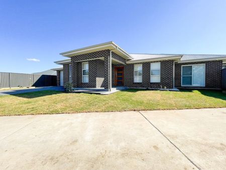 CORNER HOUSE: 4 BEDROOM, 2.5 BATHROOM, 2 CAR GARAGE, PLUS BONUS THEATRE/HOME OFFICE - Photo 4