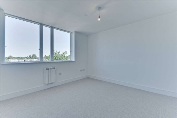 Executive apartment within a landmark development, comprising; 2 bedrooms, 1 bathroom, impressive kitchen/reception room - Photo 1