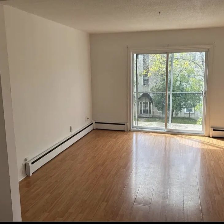 GRAND 4 ½|CHAUFFAGE-EAU CHAUDE - Photo 1