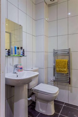 1 bedroom in a flat share to rent - Photo 2
