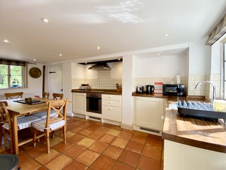 Charming Semi Detached Three Bedroom Cottage with Ground Floor WC, Garage and Parking. - Photo 5