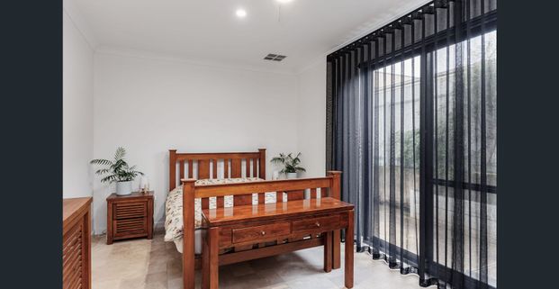 Stunning Contemporary Home - Gardener included! - Photo 1