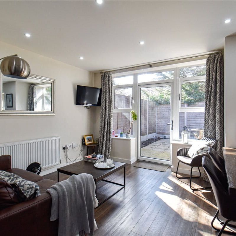 Beautifully presented 1 bedroom apartment at this bespoke development in Cambridge within walking distance of the Railway Station, City Centre and Addenbrookes Hospital. GCH. Allocated parking. Unfurnished. - Photo 1