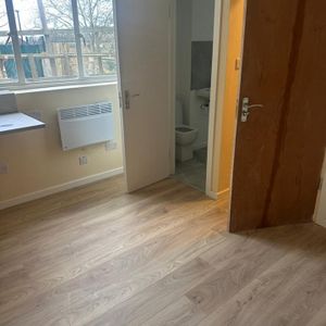 Studio Flat, Borgard Road, SE18 - Photo 3