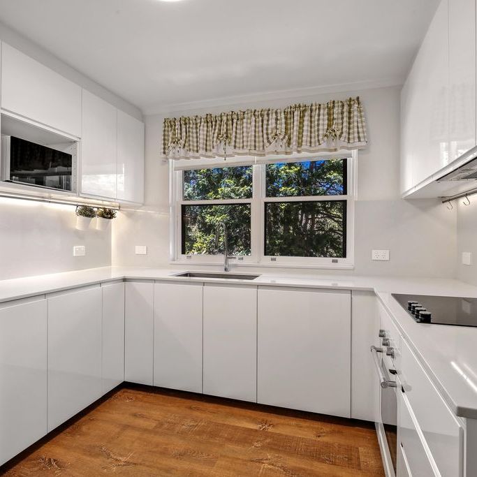 Recently Renovated Sun-Filled And Spacious Two Bedroom Plus Lock Up Garage Apartment, Luscious Green Outlook, Close To All Amenities - Photo 1