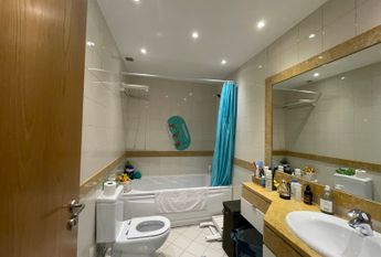 Apartamento T3 com estacionamento e vista de mar em Santo Amaro de Oeiras