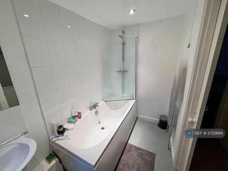 2 bedroom terraced house to rent - Photo 2