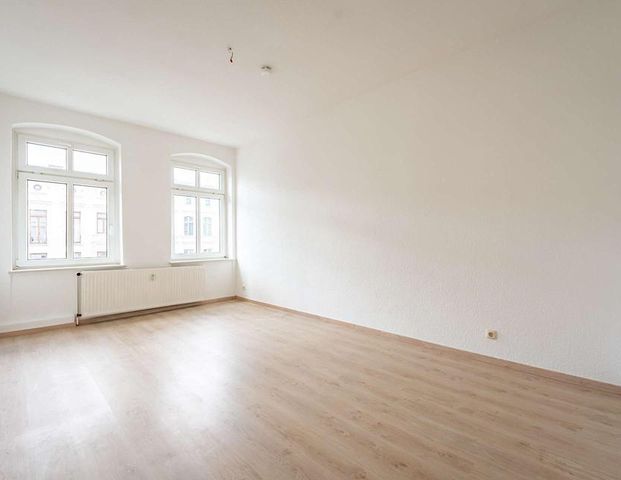 Charmante Altbauwohnung | Balkon | Tageslichtbad mit Wanne | Einbauküche - Photo 1