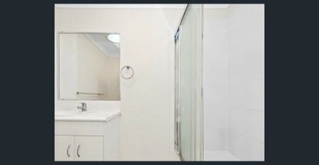 spacious three bedroom townhouse - Photo 2