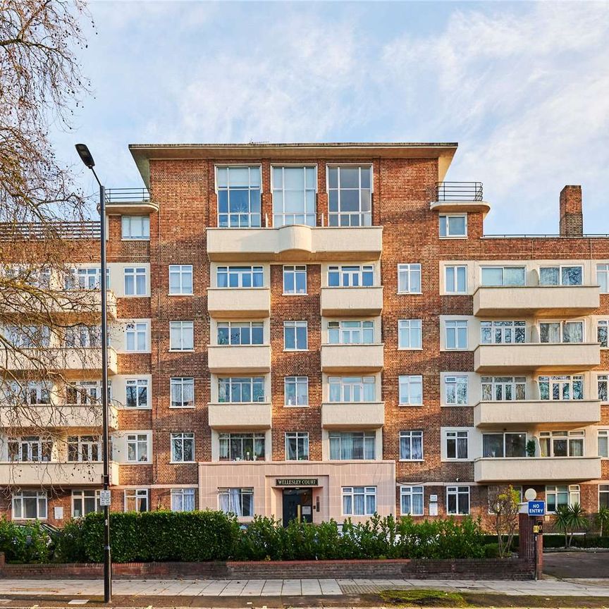 Large two bedroom apartment set only 0.1 from the Underground station and Paddington Recreation Ground - Photo 1