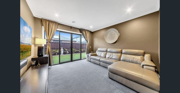 Prestige Family Living in the Heart of Quarters Estate !! - Photo 1