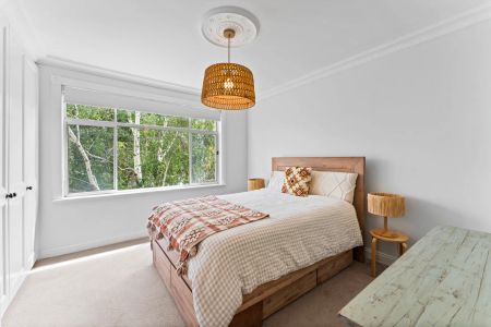 Beautifully Renovated, Light-Filled Two-Bedroom Apartment with Leafy Balcony - Photo 3