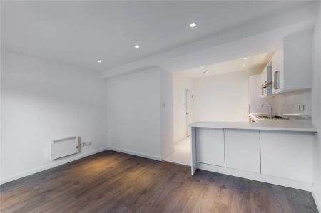 2 bedroom flat in Camden - Photo 3