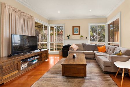 Impressive 3-bedroom family home! - Photo 2